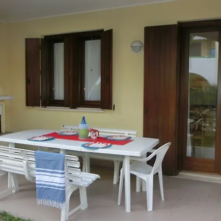 With Garden In With Pool Lägenhet *